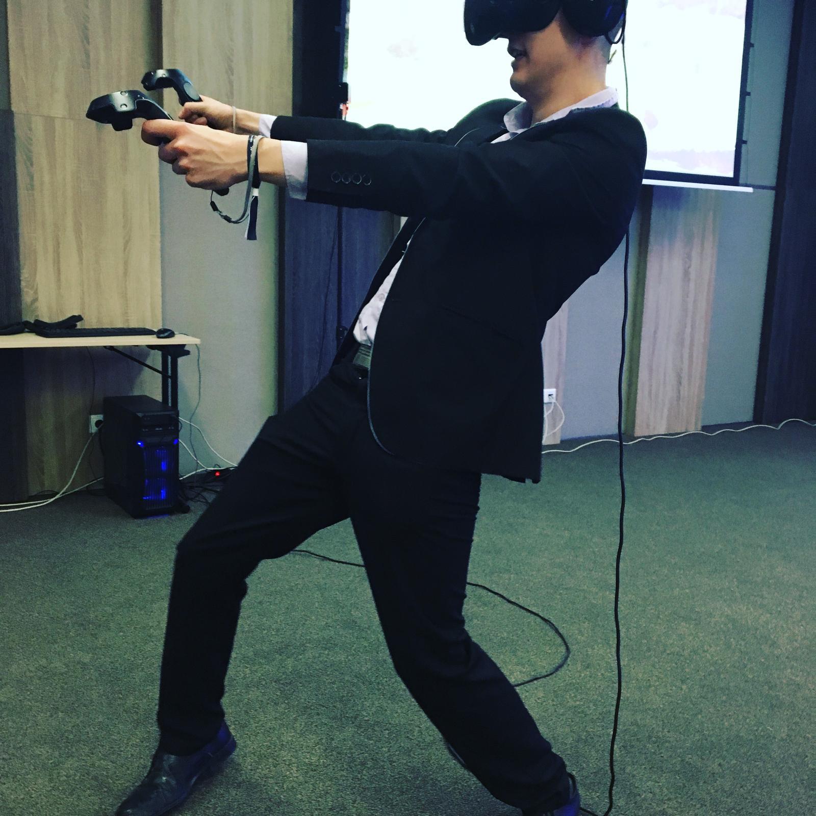 Účastník firemnej akcie hrá virtuálnu realitu